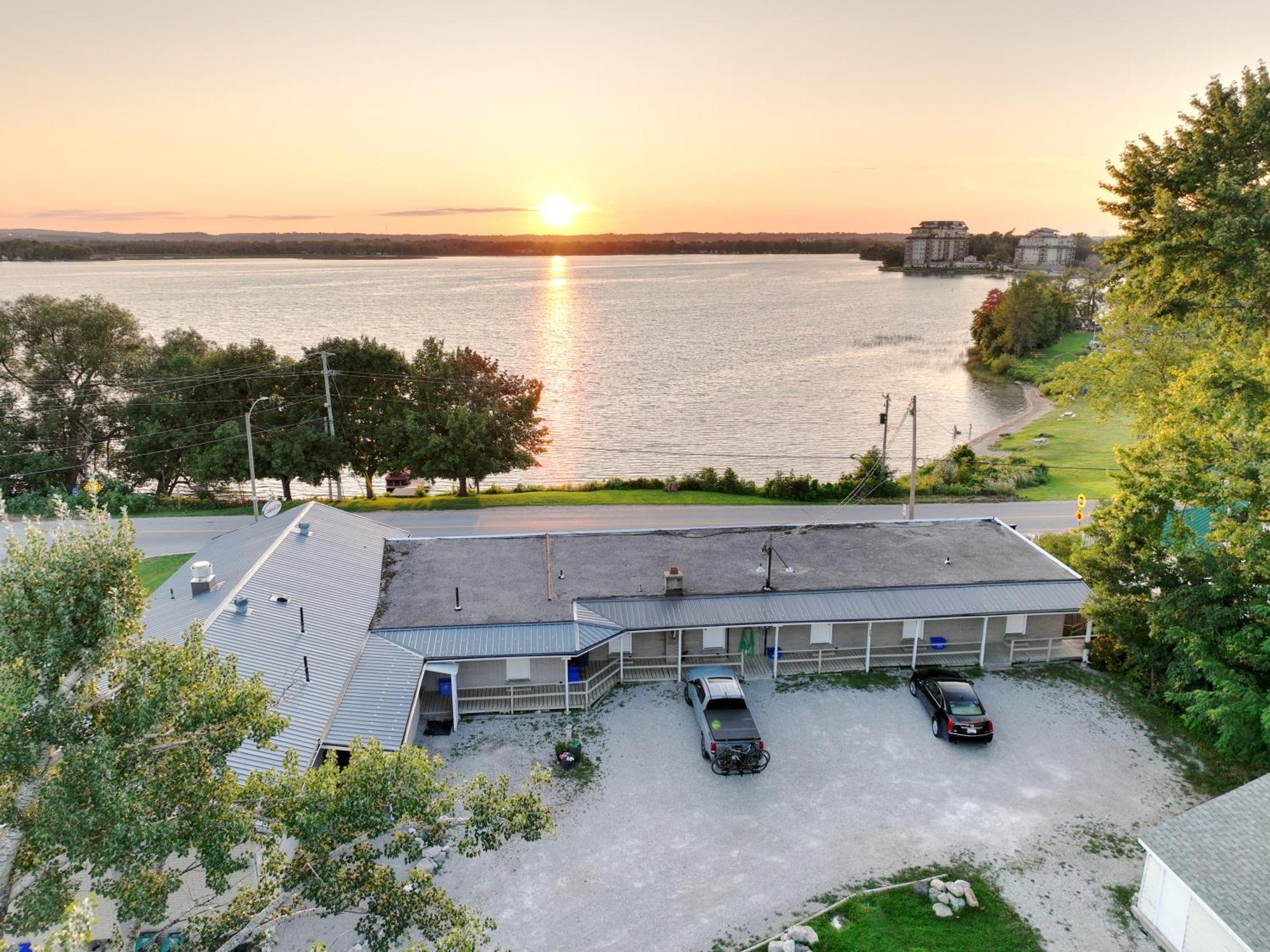 Lakeside Inn 오릴리아 외부 사진